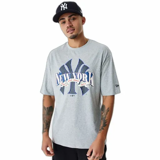 Camisola de Manga Curta Homem New Era MLB Arch Graphic New York Yankees Cinzento Claro